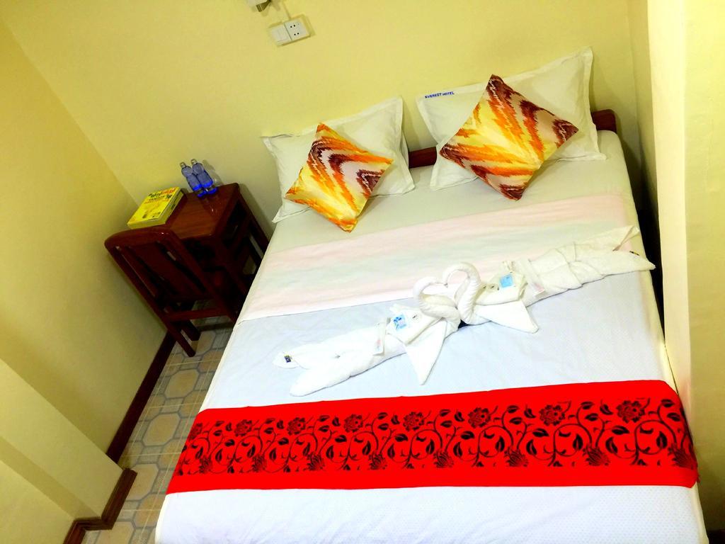 Everest Hotel Γιανγκόν Εξωτερικό φωτογραφία